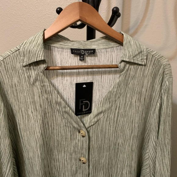 NWT Fred David 2X green blouse with front buttons - Picture 2 of 10